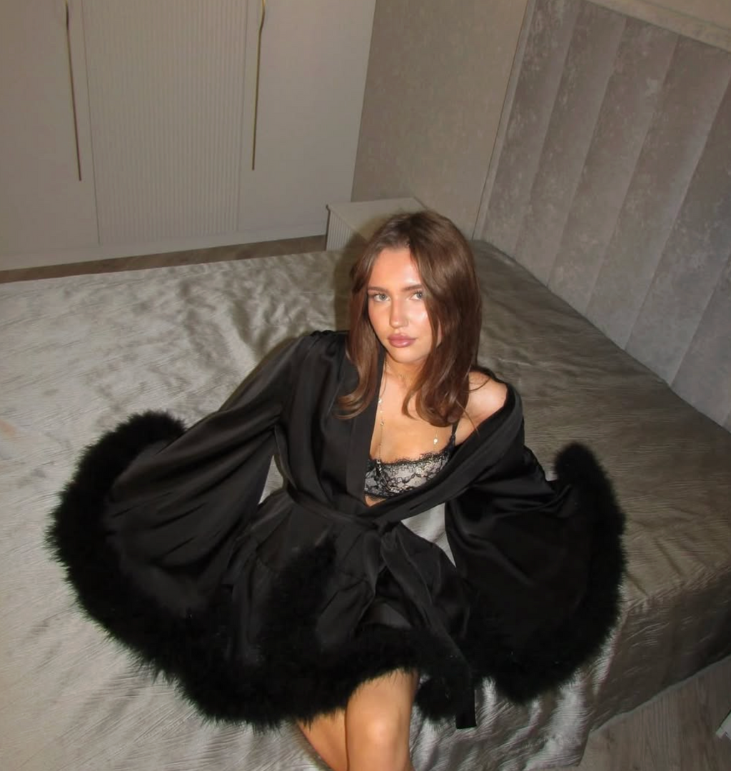 BATA DE SEDA Y PLUMAS PREMIUM · Edición Lujo ·