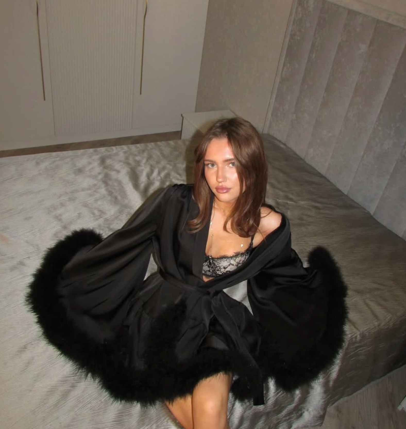 BATA DE SEDA Y PLUMAS PREMIUM · Edición Lujo ·