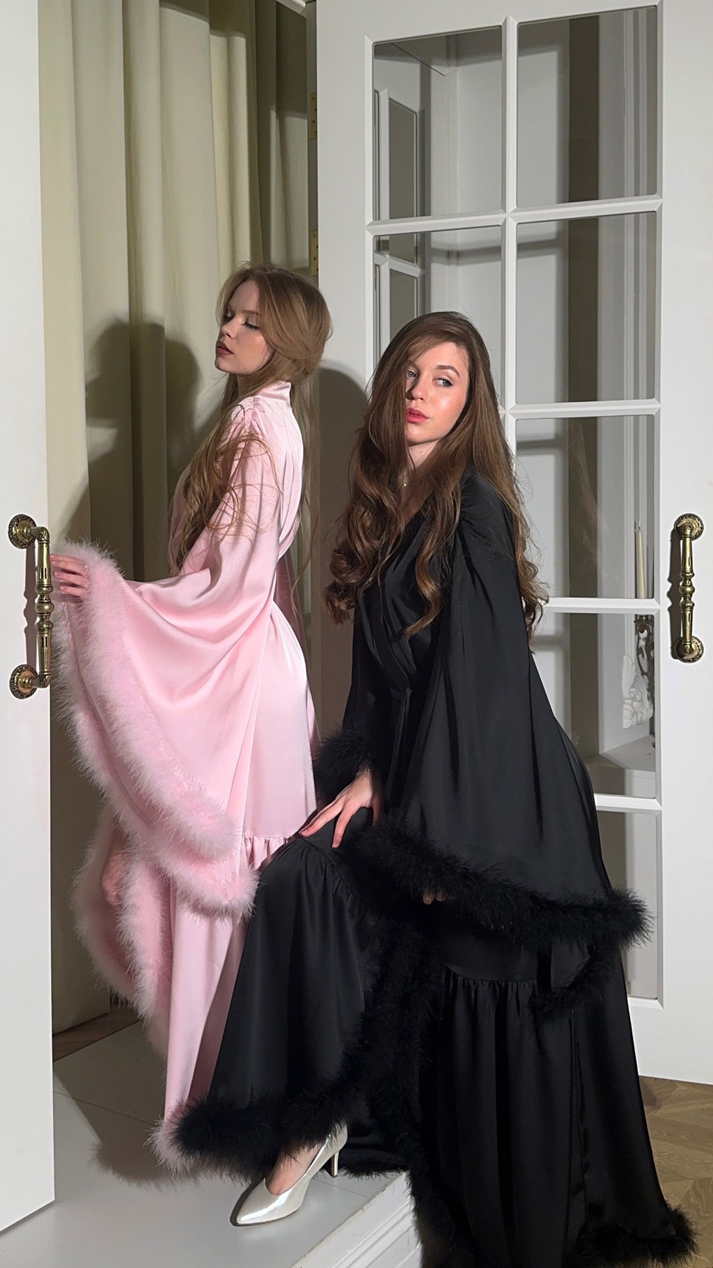 BATA LARGA DE SEDA Y PLUMAS PREMIUM · Edición Lujo a Pedido·